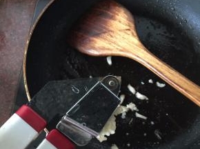 捞起爆香的章鱼头、虾仁备用。准备做酱汁，将蒜瓣压成蒜蓉、1/2香菇切碎后利用锅里的余油爆香