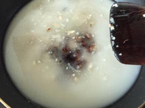 用泡发香菇、虾米、章鱼头的水加清水和生粉、蚝油、生抽、盐倒入锅里煮