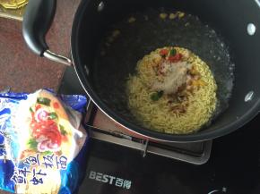 锅里煮开水后放入康师傅鲜虾鱼板面加配料煮至七成熟