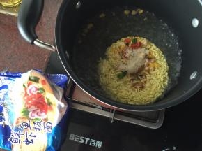 锅里煮开水后放入康师傅鲜虾鱼板面加配料煮至七成熟