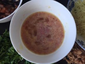 瘦肉末加入鸡蛋打散拌均