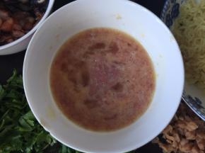 瘦肉末加入鸡蛋打散拌均