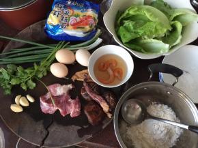 瘦肉剁成泥，生粉、粘米粉加清水调成糊浆