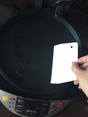 电饼铛抹上少许油