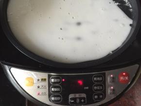 然后淋入肠粉浆，按小火盖上盖子