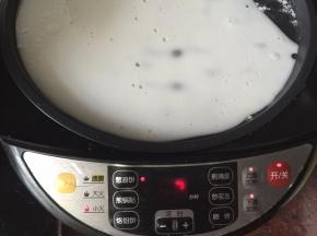 然后淋入肠粉浆，按小火盖上盖子