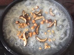 等电饼铛叮一声后开盖加入菜脯粒、虾仁粒、章鱼头粒、香菇