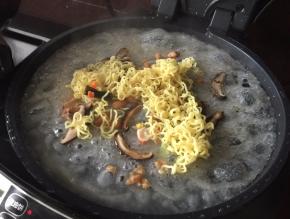 半分钟后加入康师傅鲜虾鱼板面，盖上盖子