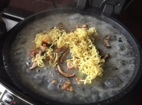 半分钟后加入康师傅鲜虾鱼板面，盖上盖子