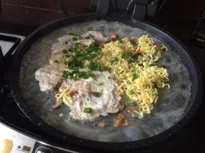 加入葱花，盖上盖子