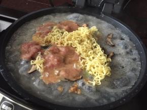 加入瘦肉鸡蛋液，盖上盖子