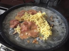 加入瘦肉鸡蛋液，盖上盖子