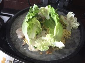 加入白菜、生菜，淋少许油，盖上盖子焖1分钟即可