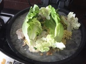 加入白菜、生菜，淋少许油，盖上盖子焖1分钟即可