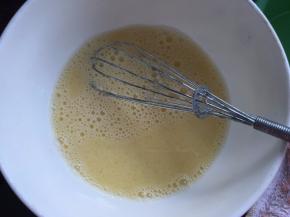 鸡蛋加入清水和生粉用打蛋器搅拌均匀