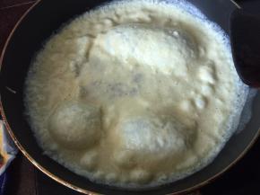 锅里热油后倒入鸡蛋糊慢火煎成鸡蛋饼