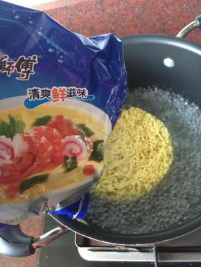 锅里煮开水后放入面饼