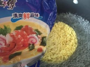 锅里煮开水后放入面饼