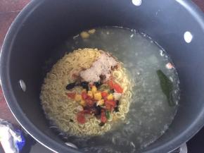 放入鱼板配料煮使面条入味