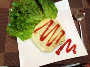 包上， 放入生菜，挤入番茄酱