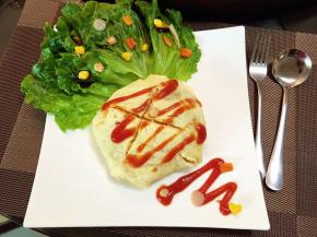 吃的时候蛋皮用餐刀切开