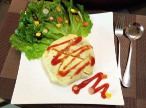 吃的时候蛋皮用餐刀切开