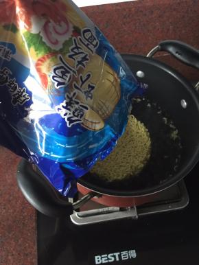 将面饼放入煮开水的锅中