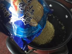 将面饼放入煮开水的锅中