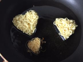 将煮好的面条捞起，然后放入模具中在油锅里煎炸