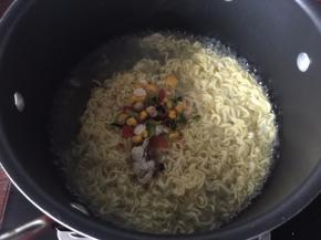 面煮软后加入康师傅鲜虾鱼板面的配料，使面条入味