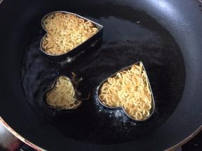 翻面煎至两面金黄即可