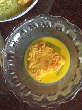 确保面饼每个面都沾上鸡蛋液