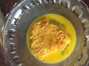 确保面饼每个面都沾上鸡蛋液