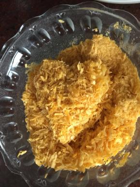 再在面包糠中滚一下