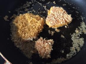 放入油锅里煎至表面金黄捞出控油