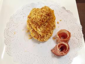 黄金面饼装盘，培根卷好切两半