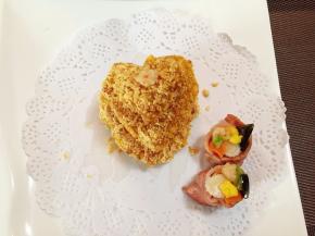 在培根卷来放入鲜虾鱼板配料