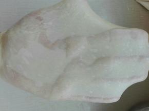 除黄油外所有材料混合揉至可以拉开大膜，加入软化黄油揉至扩展状态