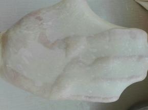 除黄油外所有材料混合揉至可以拉开大膜，加入软化黄油揉至扩展状态