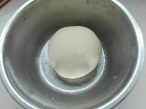 盖保鲜膜进行室温发酵