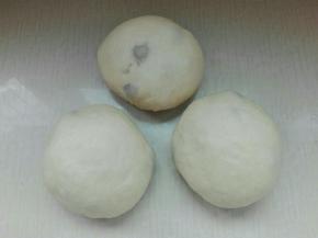 面团等分三份，揉圆，盖保鲜膜醒发15分钟