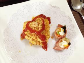 然后在心形黄金面饼上淋一圈心形番茄酱，再在心形角自然让番茄酱淋下