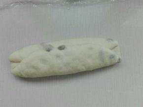 两侧向中间对折，叠起来，如图