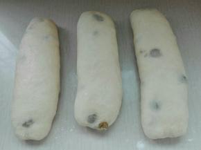 依次摆放好，盖保鲜膜醒发15分钟