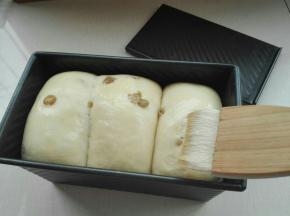 烤箱发酵，放碗热水，发酵至九分满，表面刷层蛋液