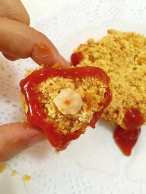 小心形黄金面饼上放一块小虾