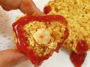 小心形黄金面饼上放一块小虾