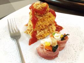 在培根卷上滴入沙拉酱