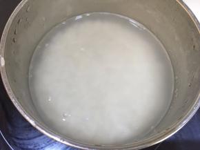 米洗净后，下入开水锅内煮过心，注意要边搅拌，以免糊底，然后捞出过凉控水