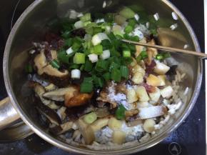 将切片的香菇、腊肉、腊肠、干贝、葱花、生抽、盐、香油、蚝油、白砂糖放入米中搅拌均匀